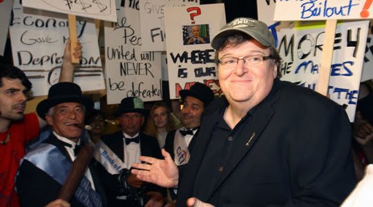 Michael Moore ve Bir Aşk Hikayesi; Kapitalizm , savaş karşıtlarının öncüsü olarak günümüz dünyasında önemli bir misyon almış olan Michigan orijinli bir gazetecidir