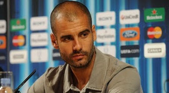 Guardiola yakasına pembe kurdele takarak saha kenarında takımını yönetmeye çalışıyordu.