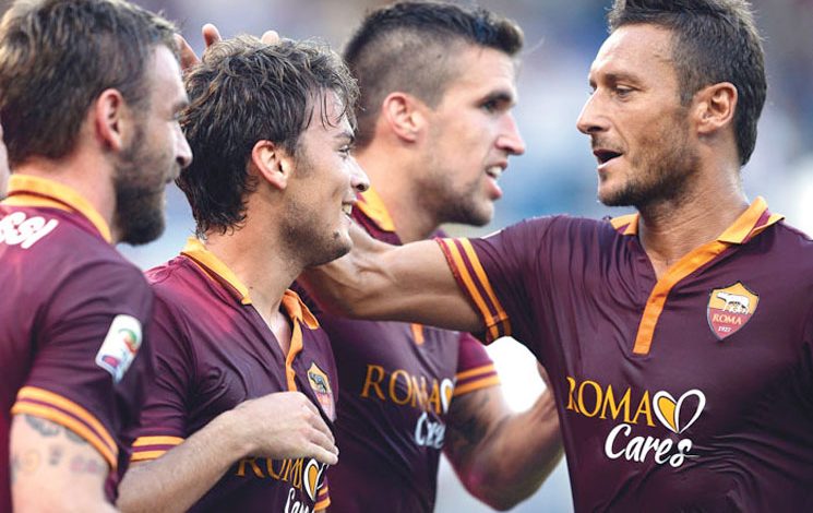 AS Roma kaptanı Francesco Totti Adem Ljajic Kutluyor