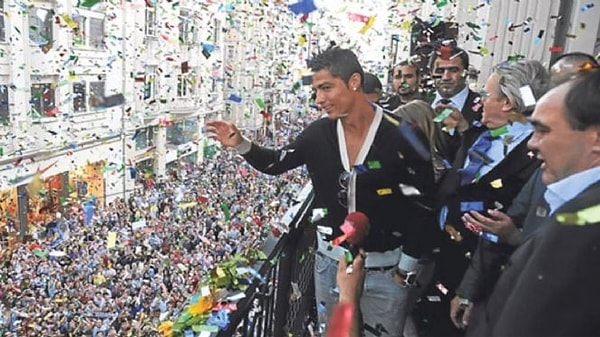 Cristiano Ronaldo ve Kaçak AVM Beşiktaş Yıldırım Demirören döneminde neler yaşadı. O dönemde Jorge Mendes'in kıskacına Beşiktaş nasıl girmişti. Sıra Fikret Orman ve Ahmet Nur Çebi 'de mi?