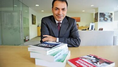 Tuğrul Akşar kimdir?