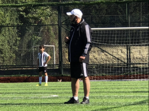 Futbolcu olacağına inandığı 2 çocuğu için her şeyini veriyordu. Gündüzleri semtin çocuları ile ilgilenirken geceleri bir spor salonun temizlik işlerini takip etmek oluyordu.