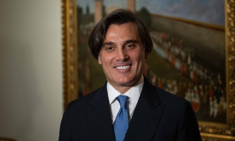 İtalya Ankara Büyükelçisi Giorgio Marrapodi, Vincenzo Montella'ya "Dünya ve Spor Diplomasisinde İtalyan Spor Elçisi" ödülünü verdi.