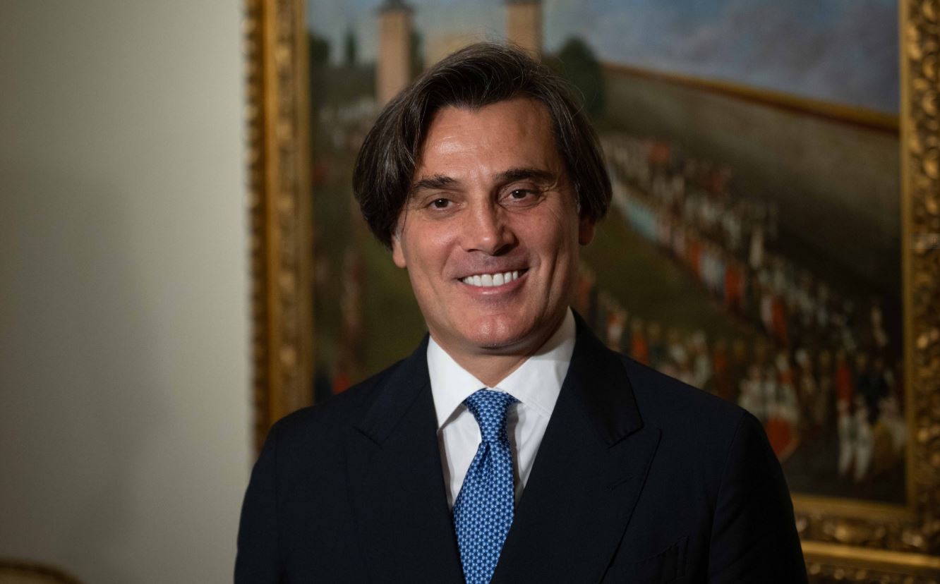 Vincenzo Montella İtalyan Spor Elçisi Ödül Aldı 1 İtalya Ankara Büyükelçisi Giorgio Marrapodi, Vincenzo Montella'ya "Dünya ve Spor Diplomasisinde İtalyan Spor Elçisi" ödülünü verdi.