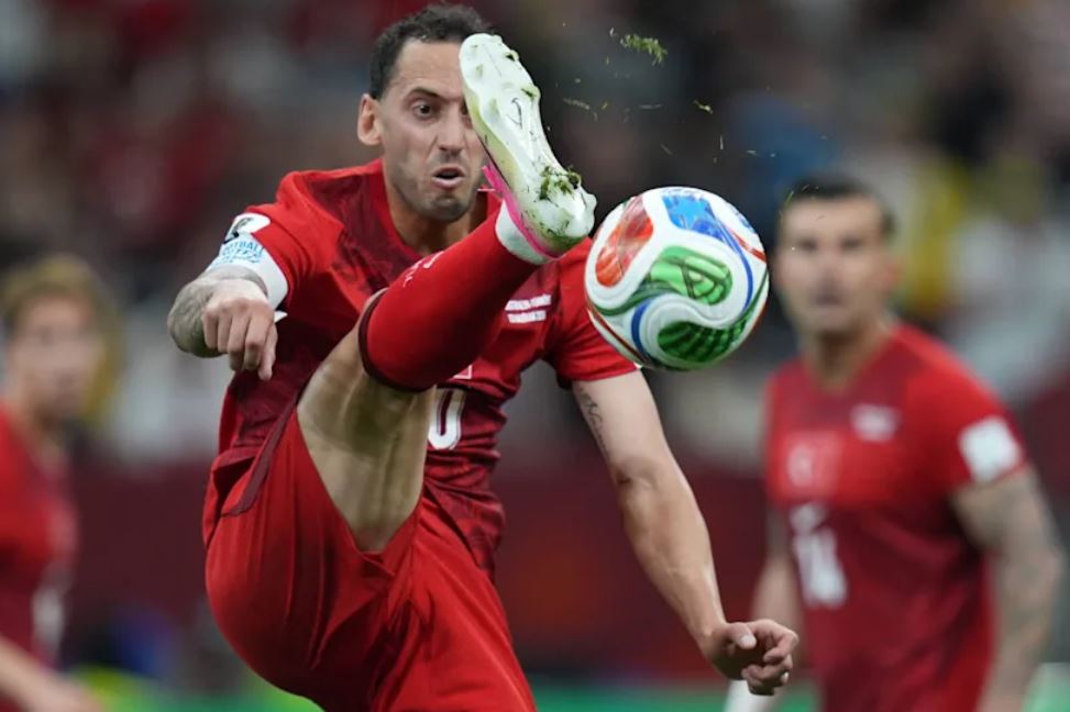 Türkiye’de sosyal medyadaki trollerin Hakan Çalhanoğlu aleyhinde anlattığı kampanyaya kapılmayan Avrupa’nın en prestijli spor yayınları Hakan için ne dedi.