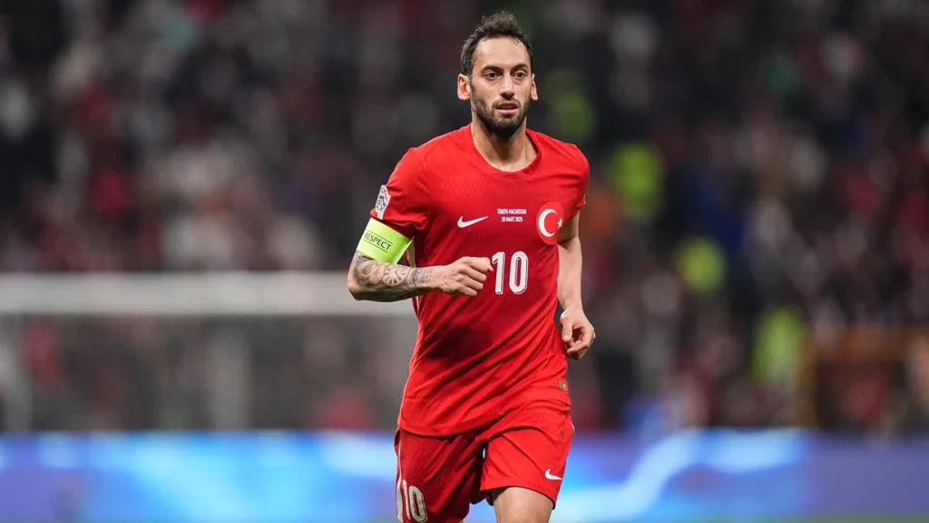 Hakan Çalhanoğlu’na Yapılanlar Milli Takım Eleştirisi Değildir