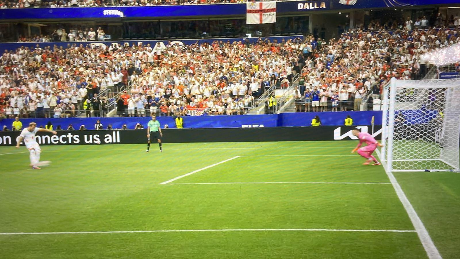Harry Kane, İngiltere'nin Hırvatistan'a karşı aldığı açılış galibiyetinde penaltıdan gol attı.